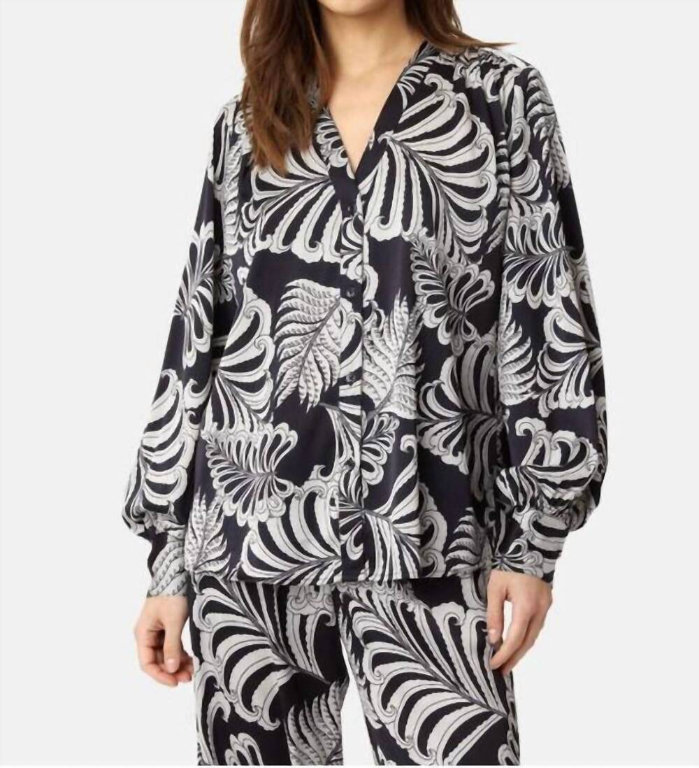NEW KARMAMIA amelia v-neck shirt in navy palm